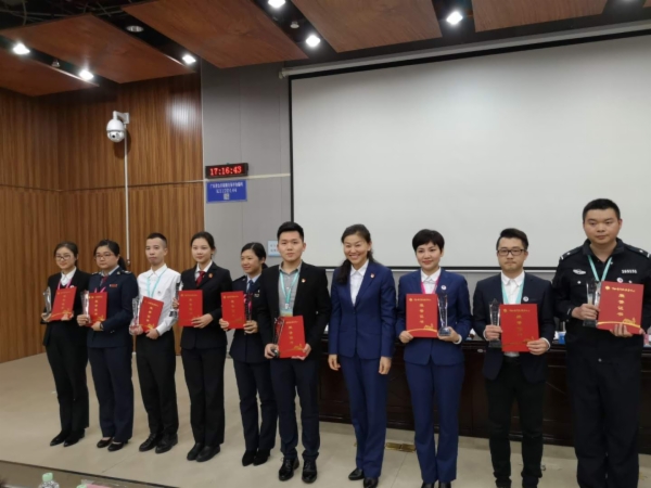 彭大海获年度服务标兵与红旗窗口荣誉 彭大海获年度服务标兵与红旗窗口荣誉