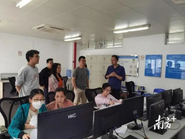 水务局副局长李兵,市政排水事务中心主任李凤娇密切关注雨情。 图片