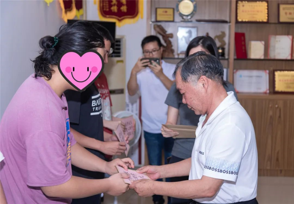 热心人士为受助学生颁发助学金.jpg 图片