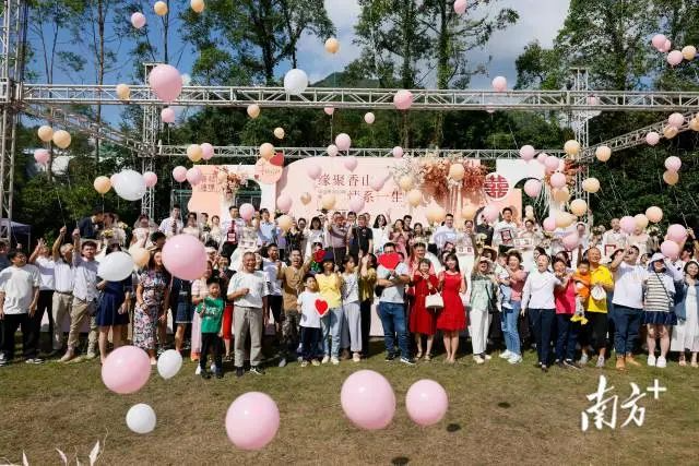 11月4日,中山市民政局在五桂山街道龙石村开展婚俗文化宣传暨集体婚礼活动。 图片