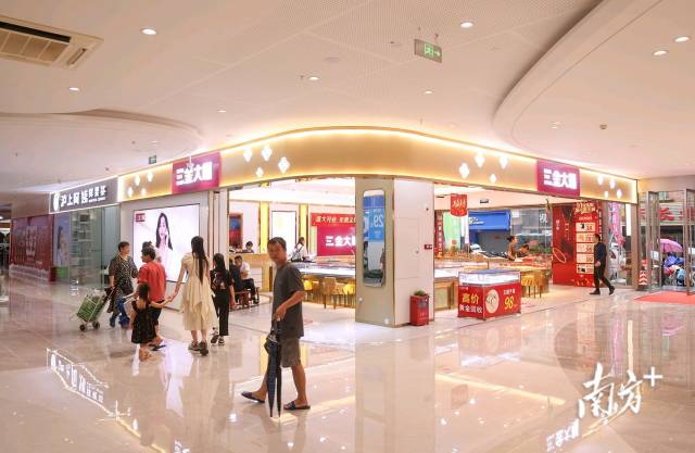 “时尚四海城”升级重装,开业首日迎来不少顾客。 南方+ 叶志文 拍摄
