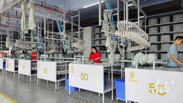 金鼎智造工业园的智能吊挂流水系统,涵盖从裁片到成衣的生产全流程。 图片