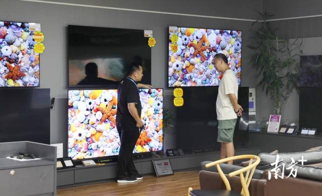 85寸以上大屏电视是本轮以旧换新活动的热门消费品之一。 85寸以上大屏电视是本轮以旧换新活动的热门消费品之一。