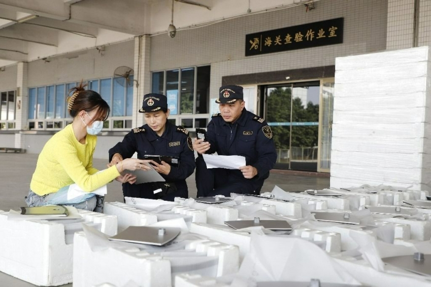 Customs officers carry out inspections at the Zhongshan Bonded Logistics Center. (Photo provided to Zhongshan Daily) Customs officers carry out inspections at the Zhongshan Bonded Logistics Center. (Photo provided to Zhongshan Daily)