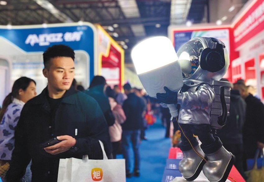 ▲Visitors tour the 32nd China (Guzhen) International Lighting Fair that kicked off on Tuesday in Guzhen, Zhongshan, Guangdong province. (QIU QUANLIN/CHINA DAILY)