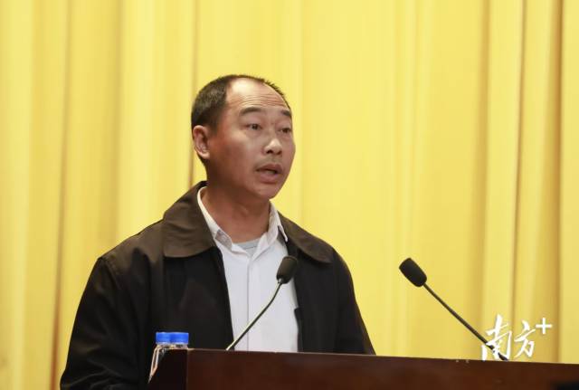 板芙镇板芙社区党总支书记黄锦文。 板芙镇板芙社区党总支书记黄锦文。