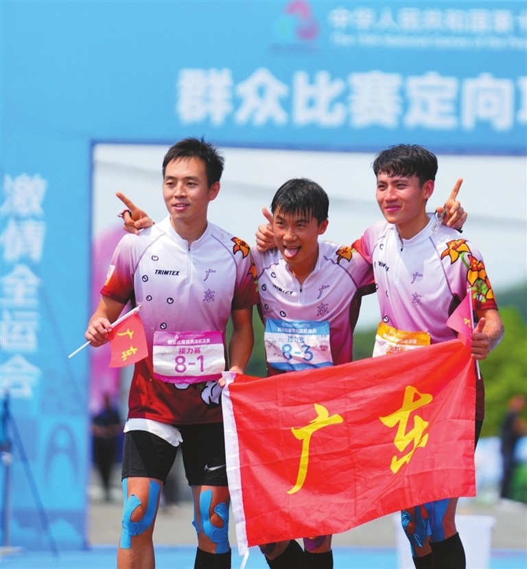 Tang Jianda (L) and his teammates. Xinhua