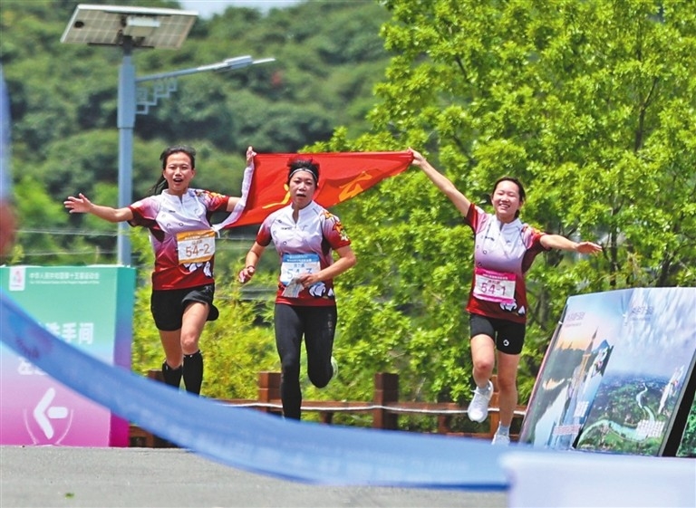 Zheng Jiayi (M) and her teammates are sprinting towards the finish line. Xinhua