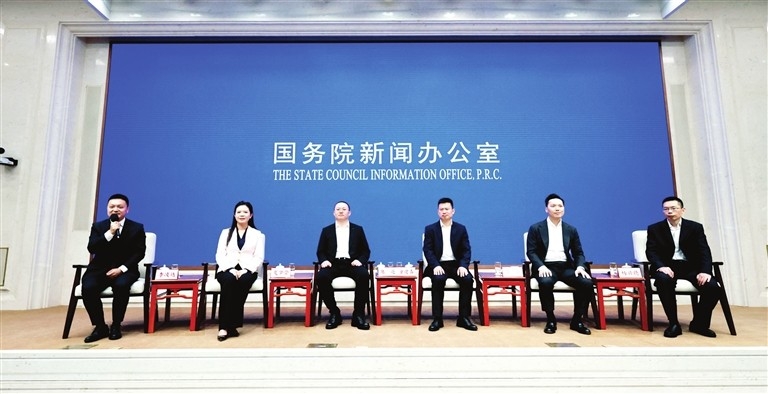 Xia Mengying (second left). [Photo/Xinhua]