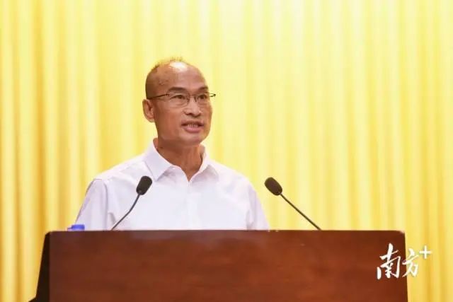 三乡镇围绕2024年以来推进“百千万工程”的亮点成效、经验做法及下一步工作打算作交流发言。 南方+ 叶志文 拍摄 三乡镇围绕2024年以来推进“百千万工程”的亮点成效、经验做法及下一步工作打算作交流发言。 南方+ 叶志文 拍摄
