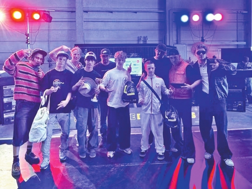 Lu Xingchen (4th from left) with the trophy. Photo provided to Zhongshan Daily Lu Xingchen (4th from left) with the trophy. Photo provided to Zhongshan Daily