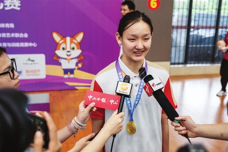 Li Yipin claims two gold medals. Photo by Zhang Jingtian Li Yipin claims two gold medals. Photo by Zhang Jingtian