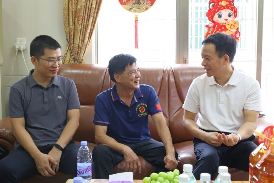 慰问兆龙老兵 (3).jpg