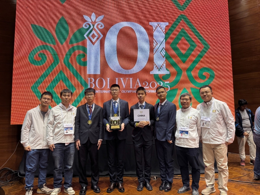 Liu Haifeng (4th from right). Photo provided to Zhongshan Daily Liu Haifeng (4th from right). Photo provided to Zhongshan Daily