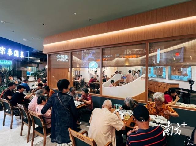 东区街道的香山长者饭堂总是座无虚席。 受访者供图