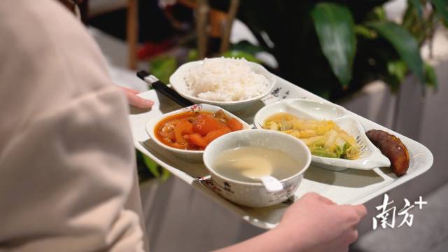 桥岗社区以“蒸”的方式进行烹饪，推出“一荤一素一汤”“两荤一素一汤”两种套餐。 受访者供图