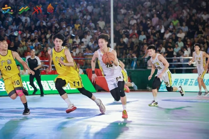 Zhongshan Shaxi (in white jersey) clashes with Foshan Nanhai in a fierce showdown. Photo by Yang Qining Zhongshan Shaxi (in white jersey) clashes with Foshan Nanhai in a fierce showdown. Photo by Yang Qining