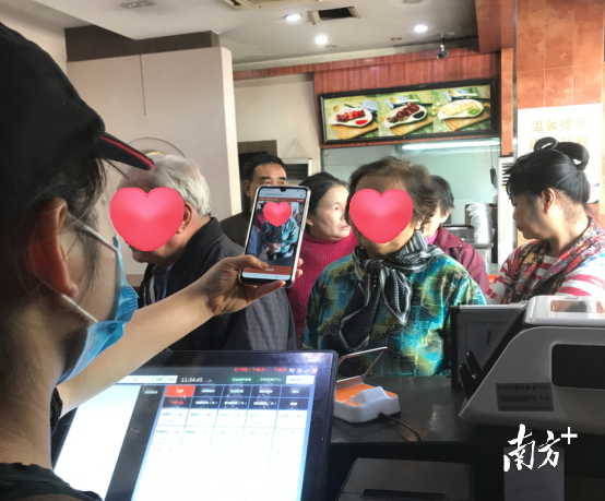 在小榄镇的长者饭堂,老人完成人脸识别后,可以快速进行点餐。 受访者供图