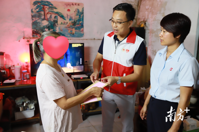 小榄镇慈善会工作人员走访辖区老人,结合实际需求开展政策宣讲。 受访者供图