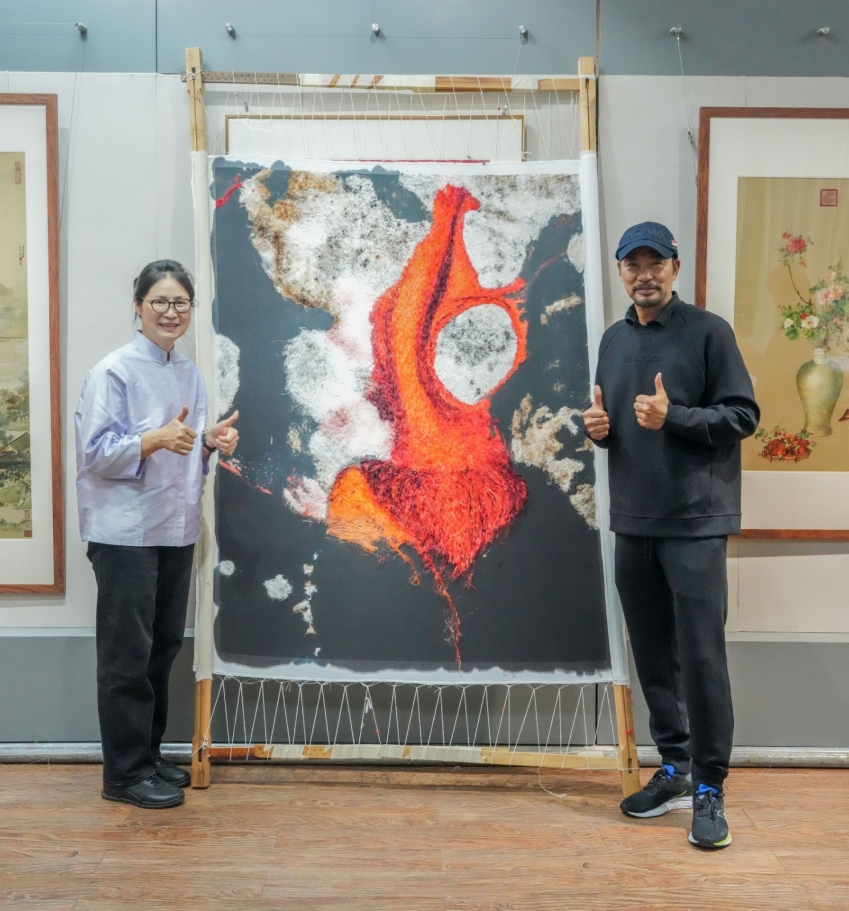 ▲Simon Yam (R) and Zhou Xueqing at her studio, Dec 11, 2024.
