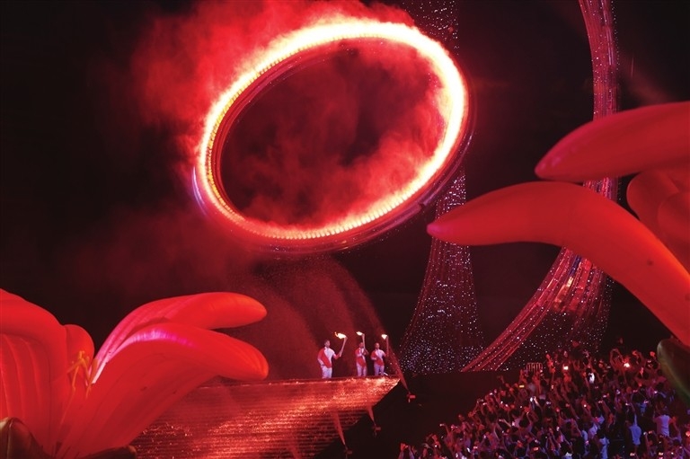 Su Bingtian and athletes from Hong Kong and Macao light the main torch. Photo/Xinhua