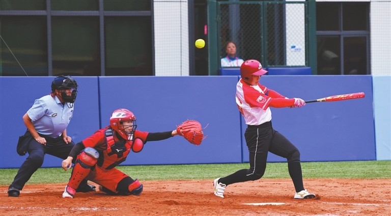 A Jiangsu player swings to hit. Photo by Wen Bo