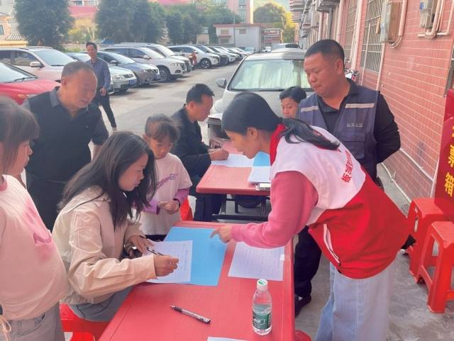 联城花园业主在选举投票点有序投票。 联城花园业主在选举投票点有序投票。